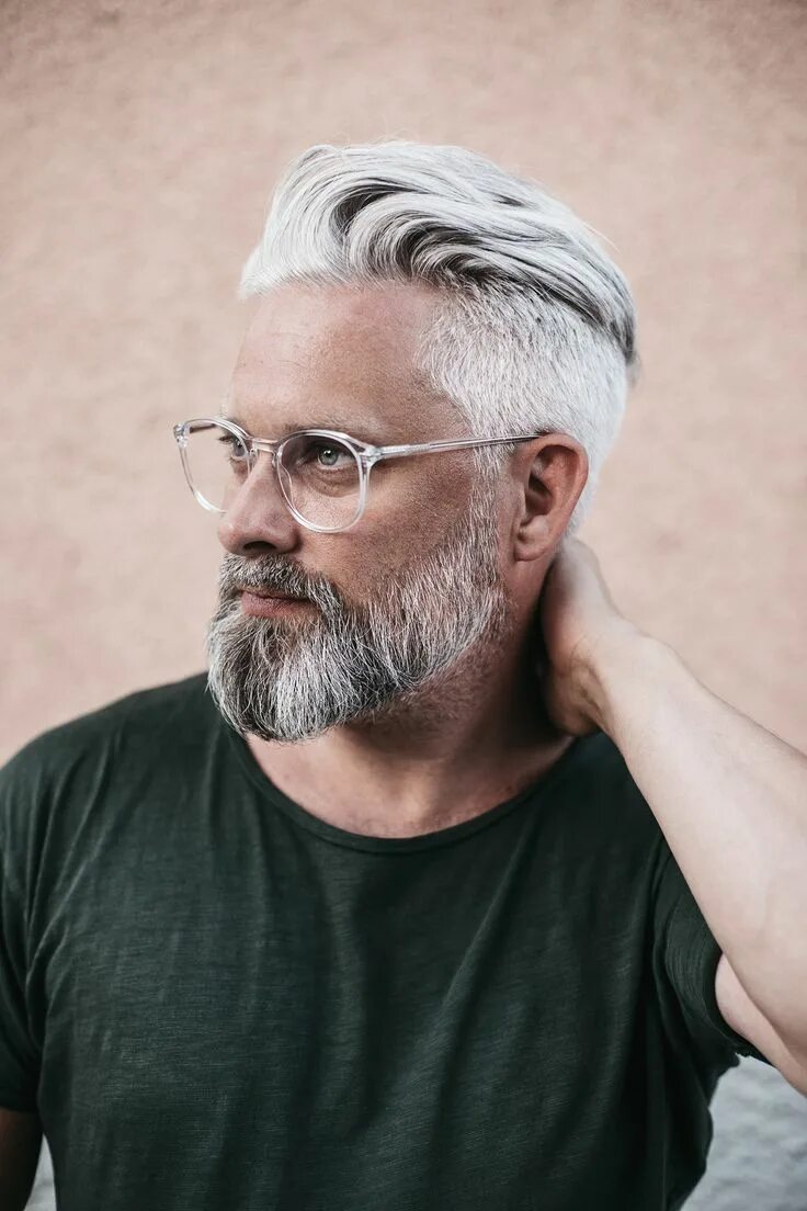 Прически для седых волос мужские Calle Artmark Grey hair and glasses, Grey hair men, Beard styles for men