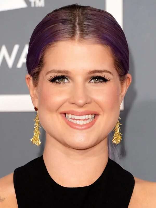 Прически для женщин с низким лбом фото Grammys 2013: Kelly Osbourne http://beautyeditor.ca/gallery/grammys-2013/kelly-o