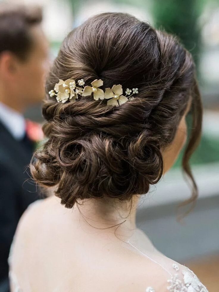 Прически для женщин свадебный Cozy Up With These Fall 2023 Wedding Makeup and Hair Trends Fall wedding hairsty