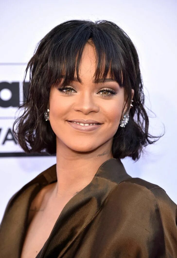 Прически для женщины с высоким лбом Makeup, Beauty, Hair & Skin Rihanna's Flawless Skin Shone Bright Like a Diamond 