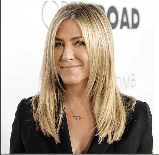 Прически дженнифер энистон на средние волосы The Secret to Effortless Bronde Hair Jennifer aniston hair color, Jennifer anist