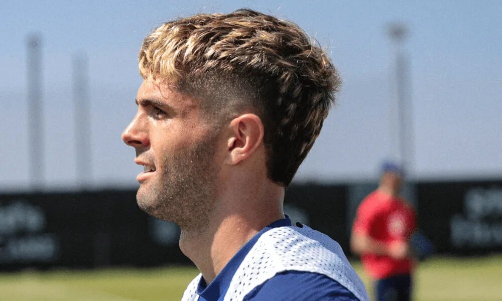 Прически футболистов 2024 USMNT star Christian Pulisic dyed his hair bleach blonde