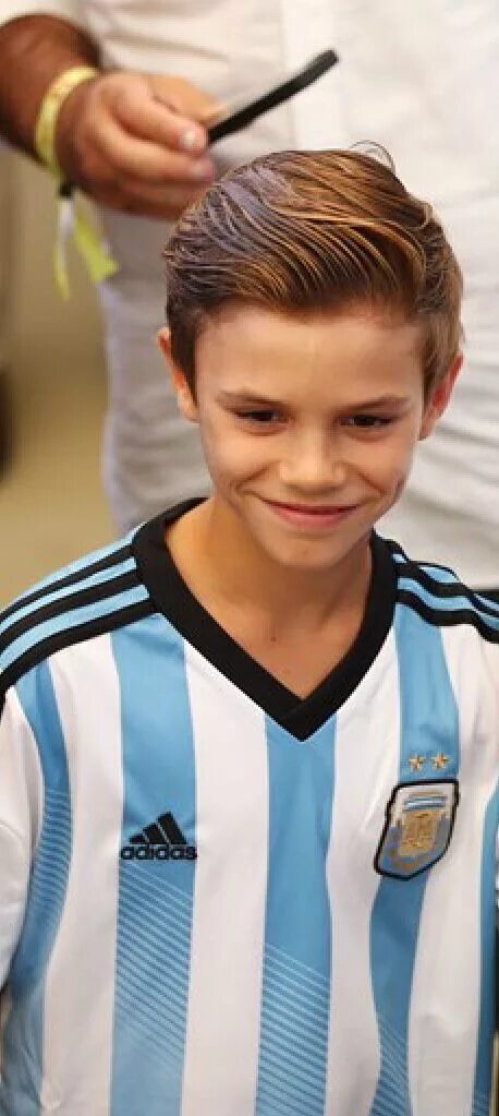 Прически футболистов для мальчиков 12 лет Romeo Beckham: Nice hairstyle David beckham family, Romeo beckham, Boy hairstyle