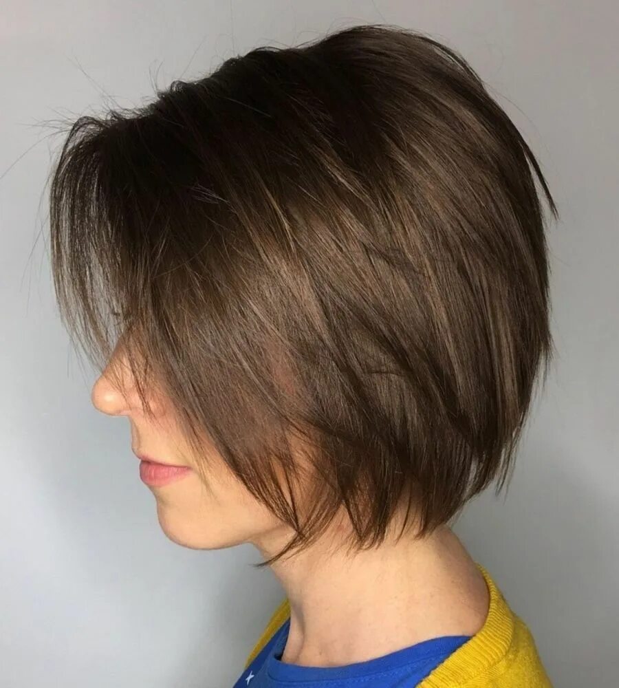 Прически градуированное каре короткого Layered Brown Bob For Fine Hair Bob hairstyles for fine hair, Short straight hai