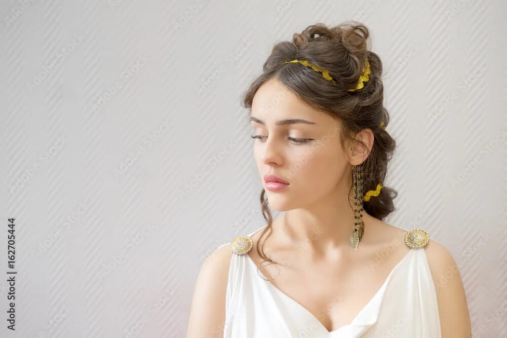 Прически греции portrait of a graceful beautiful greece woman in traditional white tunic closed 