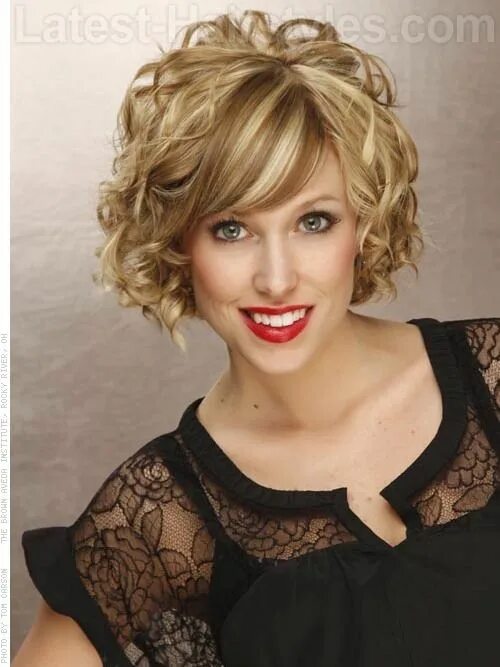 Прически каре локоны с челкой 44 Chin-Length Bob Hairstyles That Will Stun You in 2024 Golden blonde hair colo