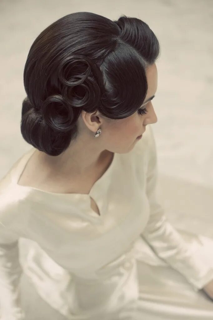 Прически классические красивые other side of pin curl updo Short wedding hair, Wedding hairstyles, Vintage hair