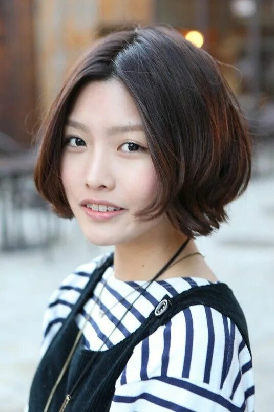 Прически коре для женщин Korean Hairstyle: Pretty Center Parted Bob Haircut - Hairstyles Weekly Short bob