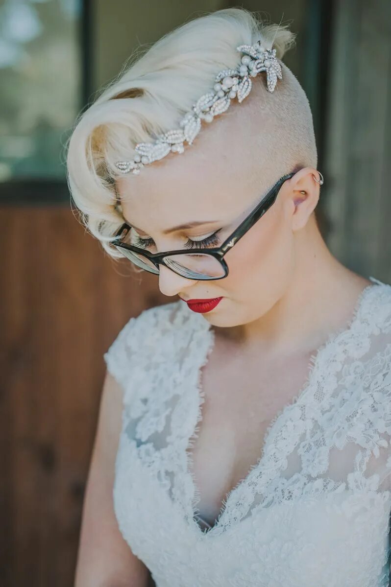 Прически короткие девушки на свадьбу Nikki & Shaun's Alternative Tuck's Ridge Wedding - Nouba Weddings Short hair bri