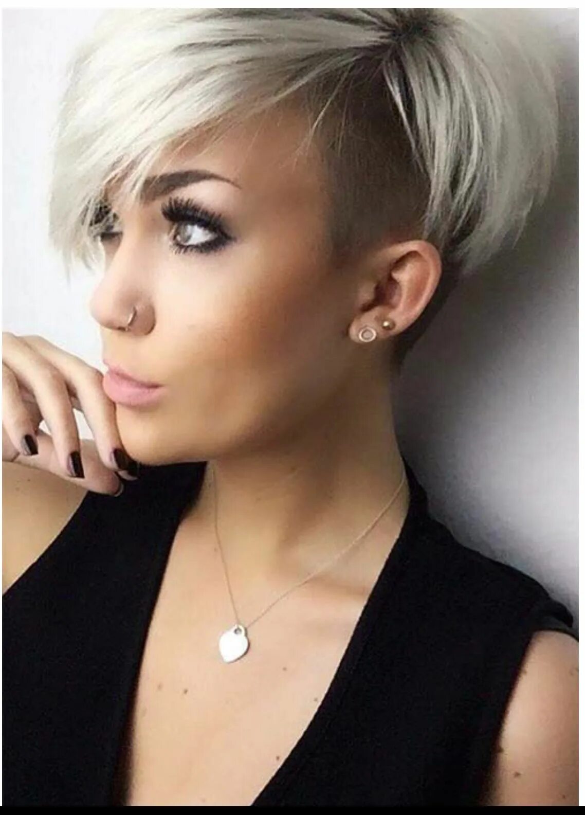 Прически короткие с удлиненной челкой Pin by DeziLane on hairstyles Thick hair styles, Edgy hair, Undercut hairstyles