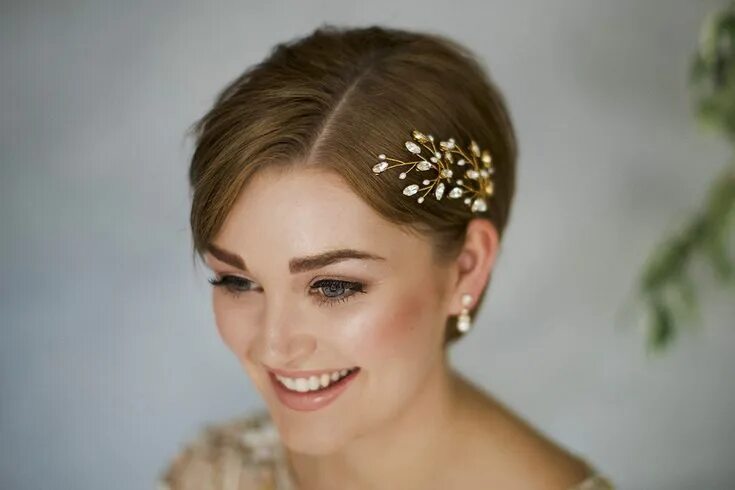 Прически короткие с украшениями How To Style Wedding Hair Accessories With Short Hair, by Debbie Carlisle Short 