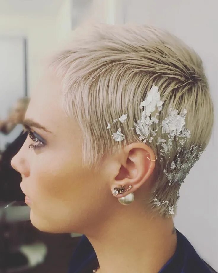 Прически короткие с украшениями Here's Every Incredible Way Cara Delevingne Has Styled Her Buzz Cut Buzz cut hai