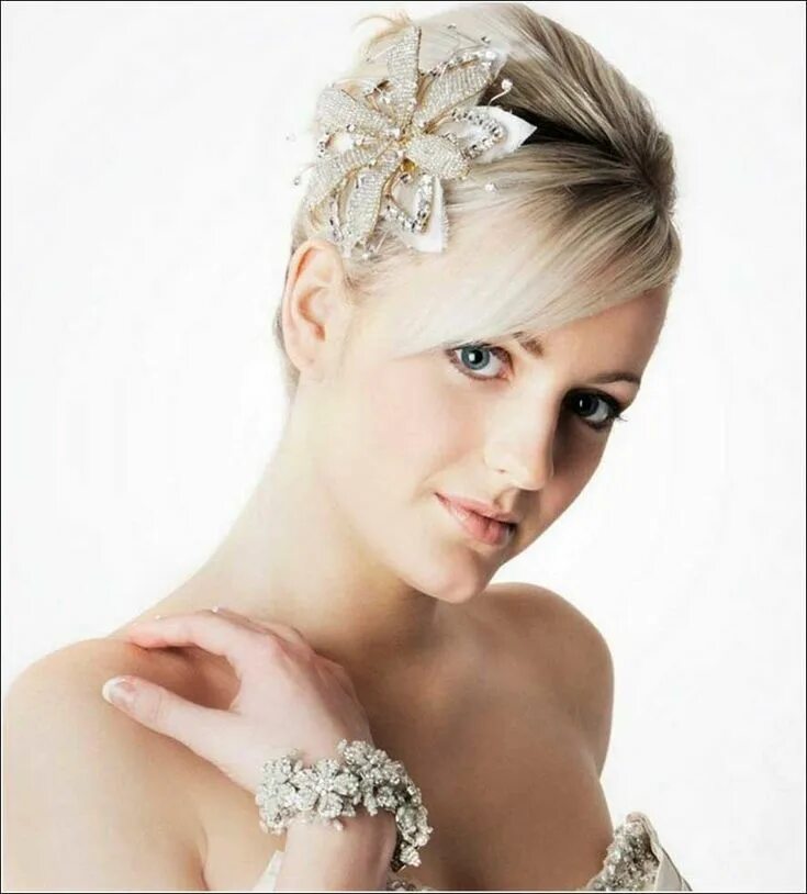 Прически короткие с украшениями Pin by Natalie House on CABELLO. CORTO. ESTILOS Cute wedding hairstyles, Trendy 