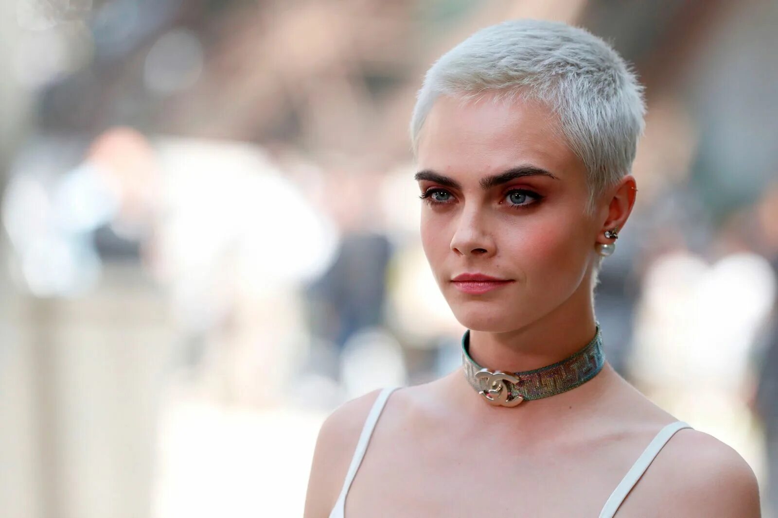 Прически короткие волосы девушки фото Cara Delevingne Paired Her Savage X Fenty Bra With An Orange Feathered Ponytail 