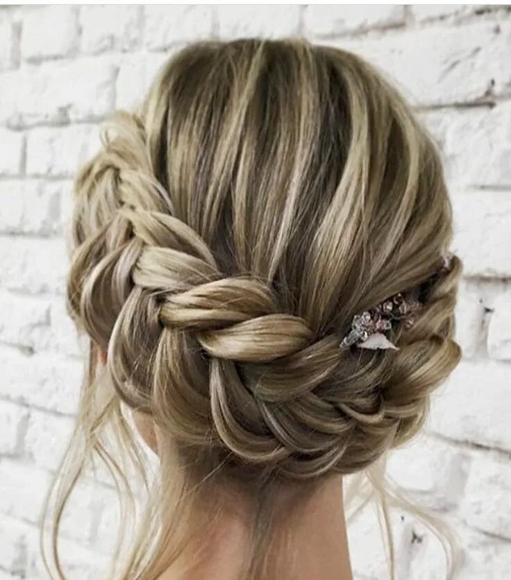 Прически косички на средние Pin by Raven Routt on Wedding hair Braided hairstyles for wedding, Pretty hairst