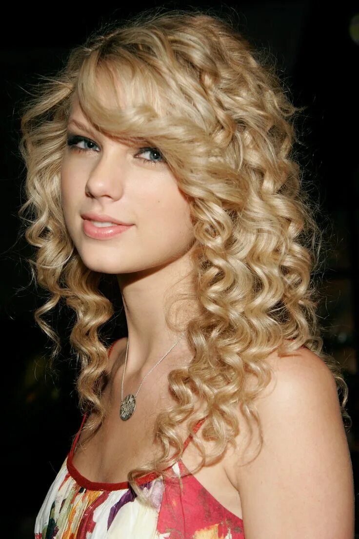 Прически кудряшки на средние See Taylor Swift's Complete Beauty Evolution Prom hairstyles for long hair, Long