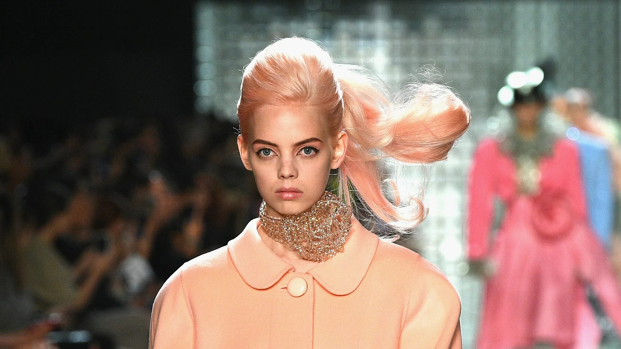 Прически лета 2019 Marc Jacobs Spring 2019: Anti-Unicorn Hair & Monochromatic Makeup Allure