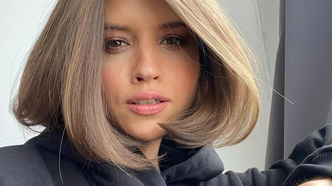 Прически лета 2022 года The Airy Bob Haircut Is Like Your Own Personal Wind Machine Glamour