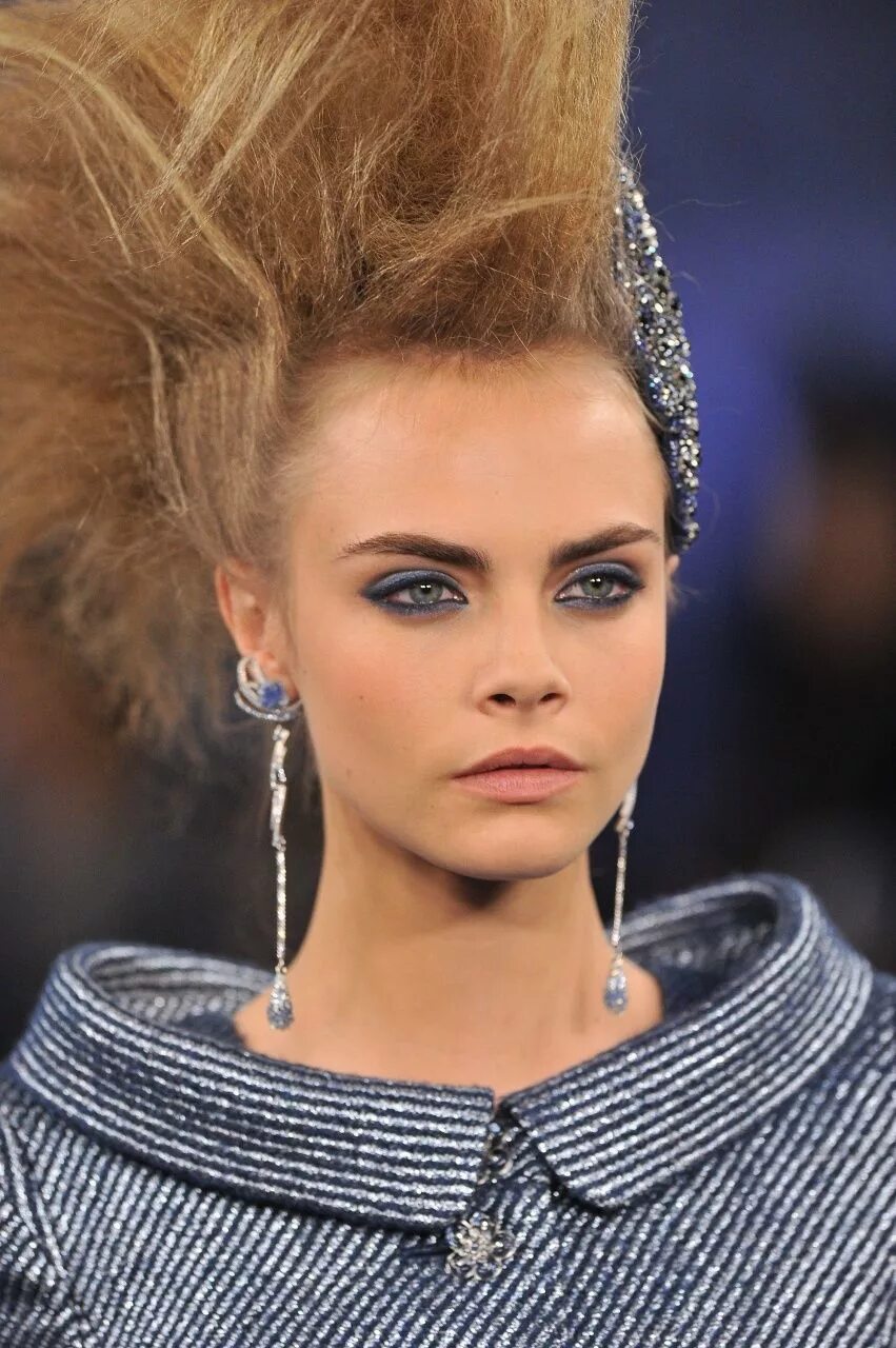 Прически модели фото Sprancene groase si trucuri de top model: Cara Delevingne Hair jewelry, Chanel h