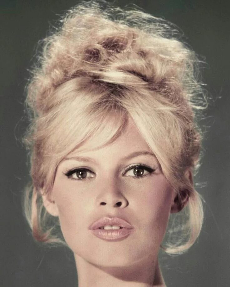 Прически молодости Pin by Mary Ann Beets on Brigitte Bardot Brigitte bardot hair, Bardot hair, Cele