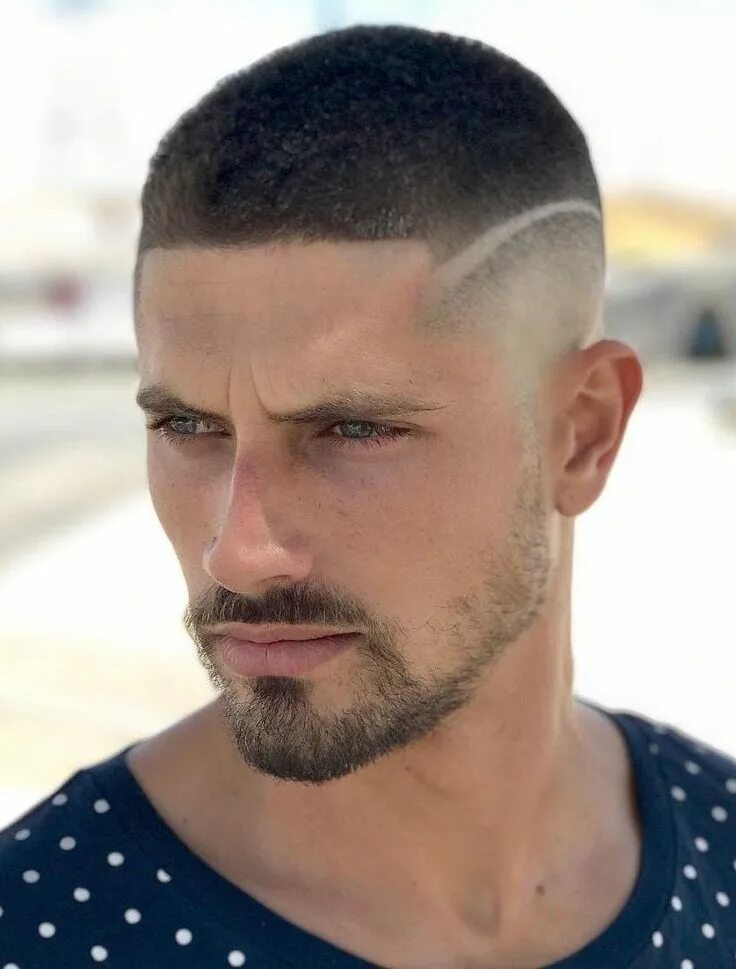 Прически мужские короткие модные спортивные 60 Skin Fade Haircut Ideas (Trendsetter for 2023) Crew cut haircut, Mens haircut