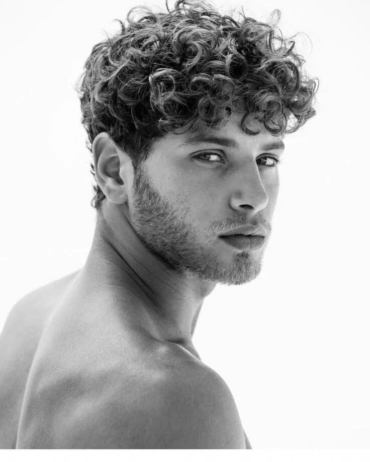 Прически мужские средние волнистые Afbeelding kan het volgende bevatten: 1 persoon, close-up #curlyhaircuts Cheveux