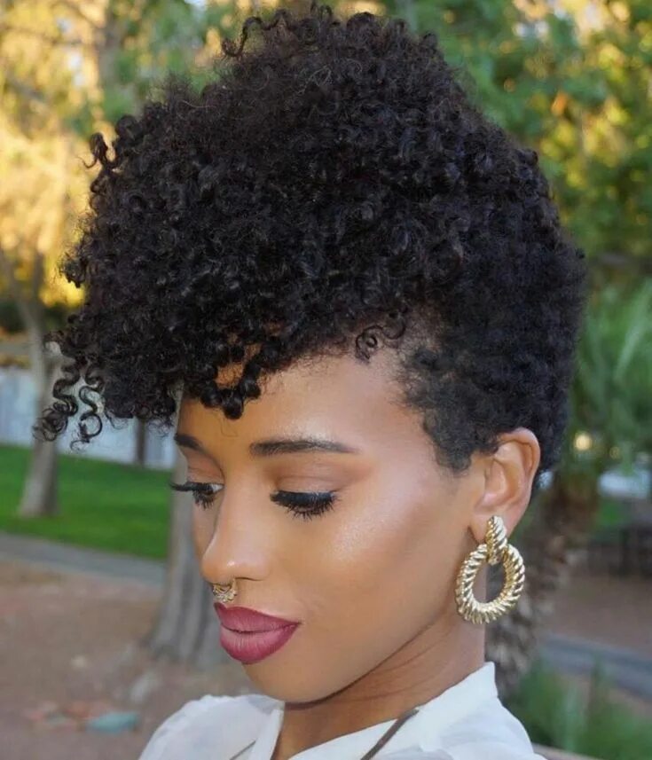 Прически на афро волосы Short Curly Black Hairstyle With Bangs Tapered natural hair, Tapered hair, Natur