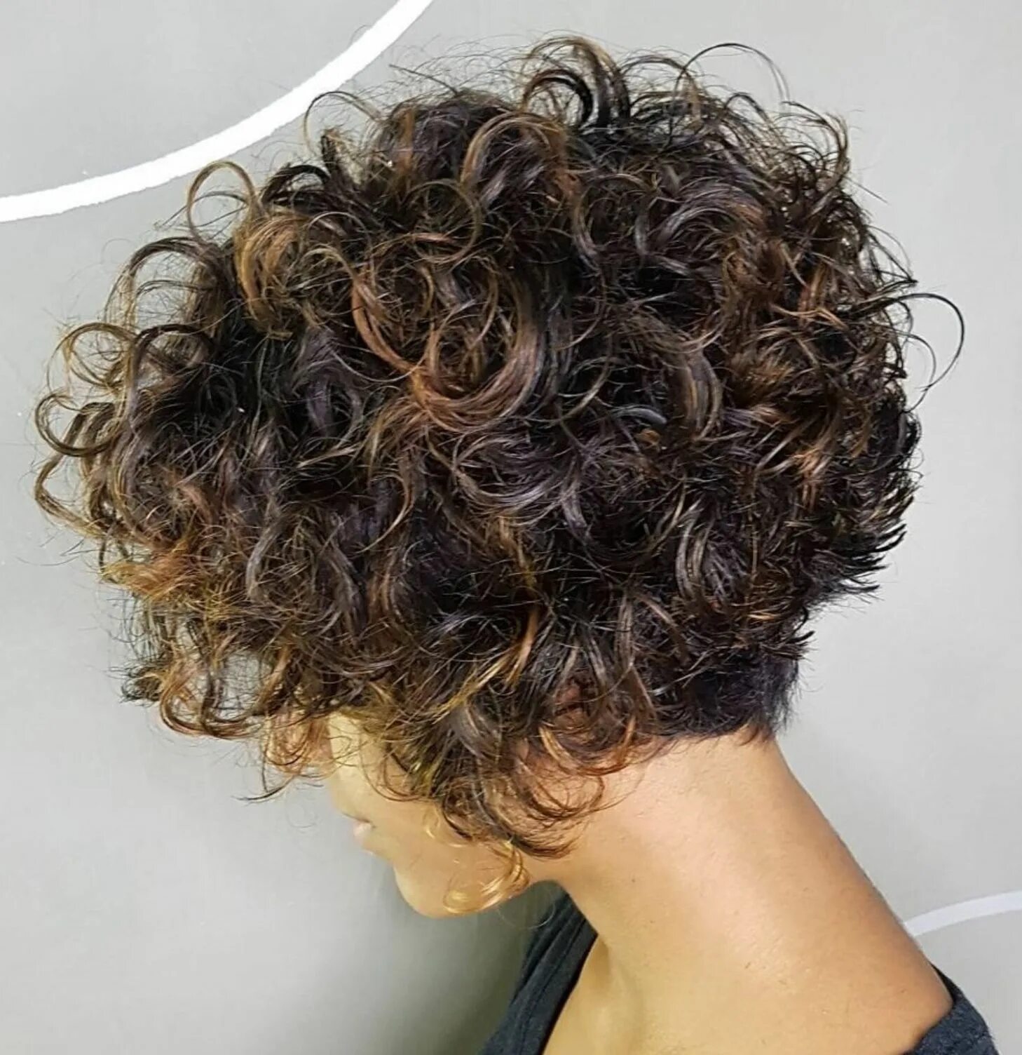 Прически на биозавивку на короткие волосы Short Stacked Bob with Voluminous Curls Bob haircut curly, Curly hair photos, Sh