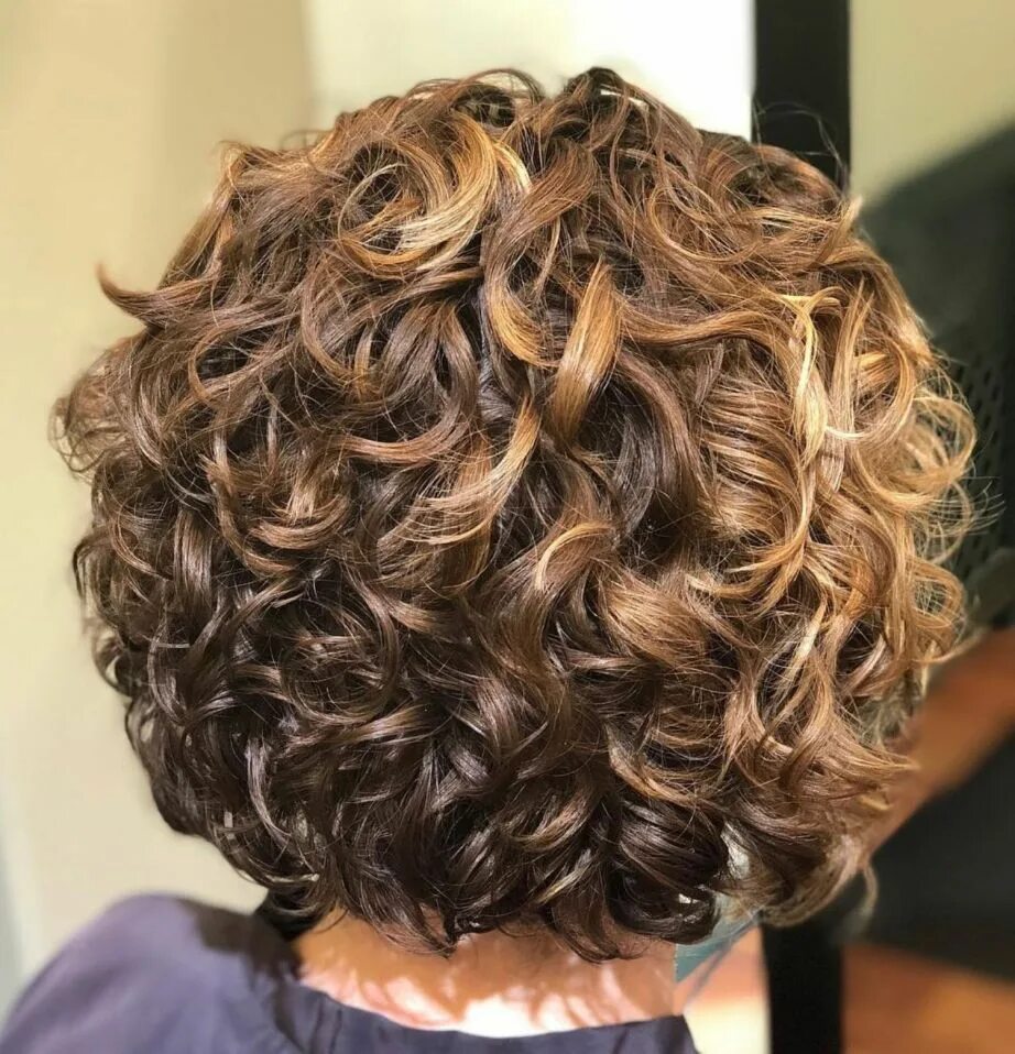 Прически на биозавивку на короткие волосы Gorgeous Rounded Bob with Glazed Curls Curly bob hairstyles, Short natural curly