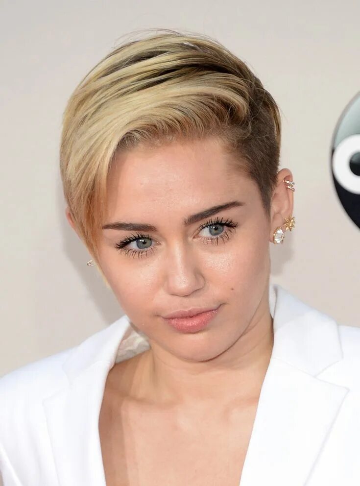 Прически на бок короткие волосы женские Miley Cyrus Side Parted Straight Cut Miley cyrus short hair, Miley cyrus hair, S