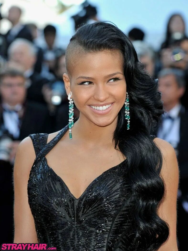 Прически на бок женские на длинные cassie at cannes film premiere great long wavy black hair Half shaved hair, Shav