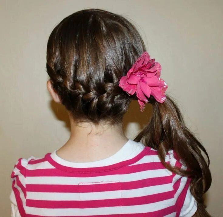 Прически на боку для девочки Ponytail hairstyles are always a great source of attraction in a girls personali