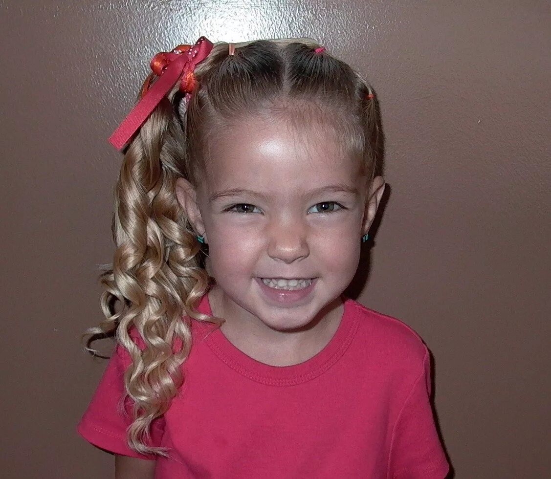 Rope twist to a curly side ponytail & her "Hallie" bow from @bowtikii! #twinshai