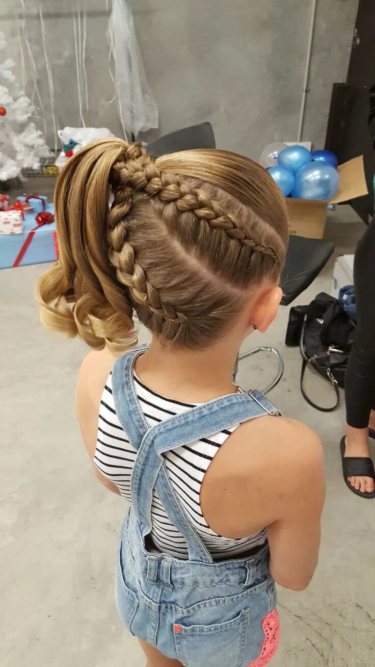 Прически на боку для девочки Gymnastics hair. Braids. Side pony @hairtobe/facebook Cute braided hairstyles, G