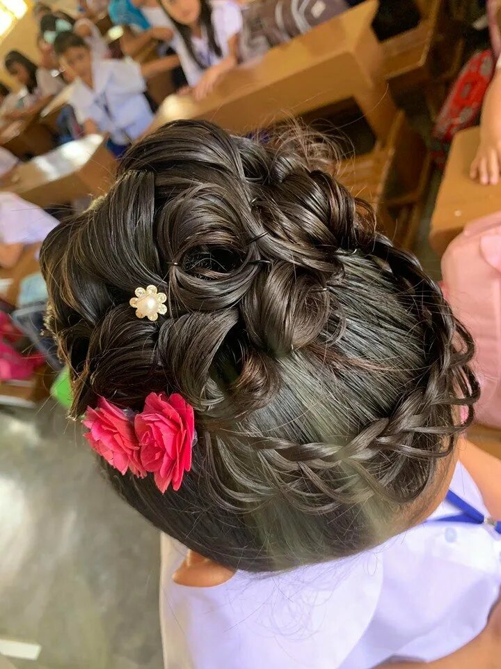 Прически на день учителя на средние волосы Teacher Shares Student’s Elaborate Hair Styles as She Sports Different One Each 