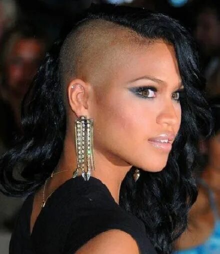 Прически на длинную голову Cassie Half shaved hair, Shaved hair, Celebrity hairstyles