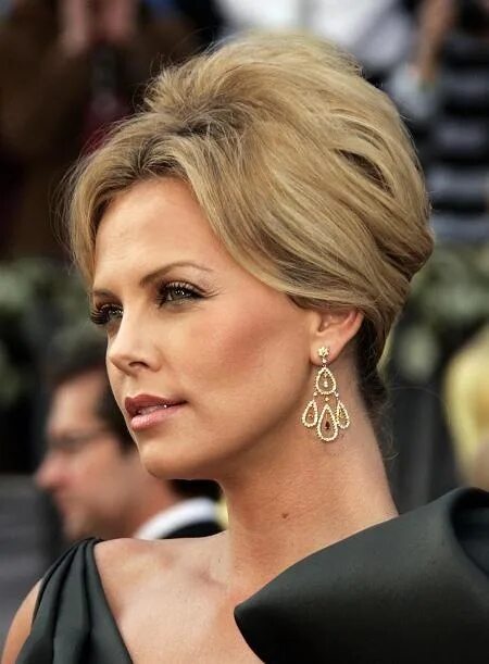 Прически на длинные для женщин 40 Charlize Theron Hair styles, Charlize theron hair, 70s hairstyles for long hair