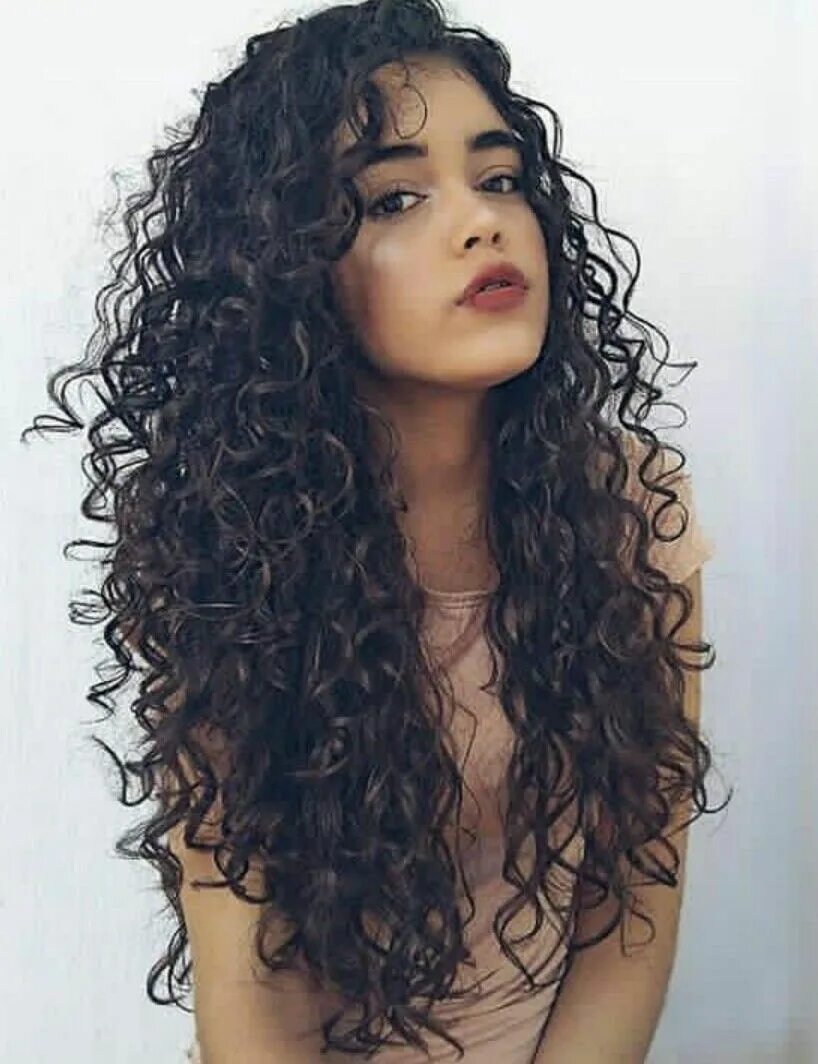 Прически на длинные кудрявые волосы Madeixas e Looks Curly hair styles, Beautiful curly hair, Curly hair inspiration