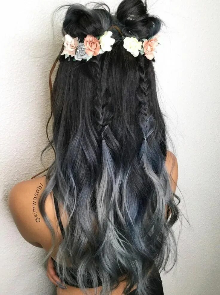 Прически на длинные темные волосы Charcoal hair is here and having a serious moment. Adding floral details to the 