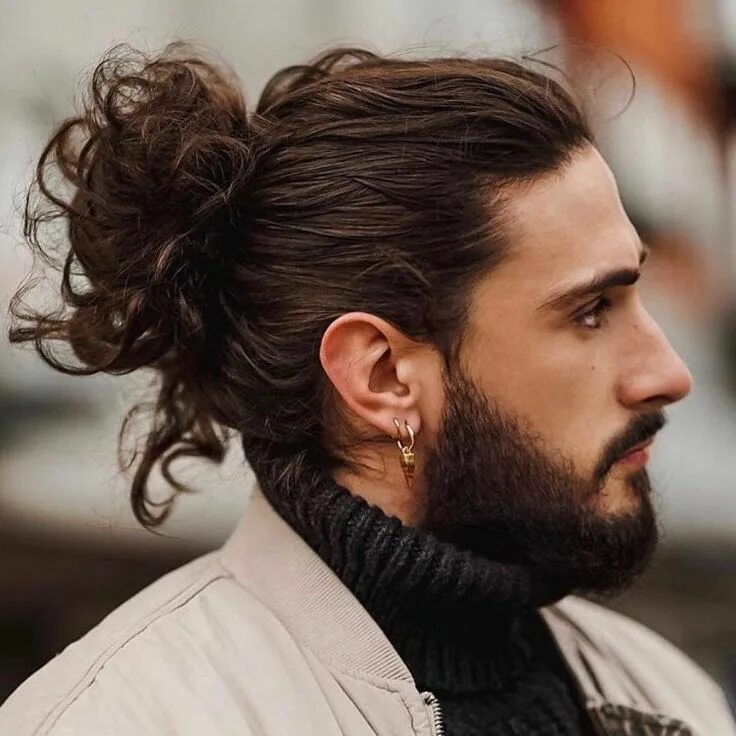 Прически на длинные волосы для мужчин 40 Types of Man Bun Hairstyles Gallery + How To Man bun hairstyles, Long curly h