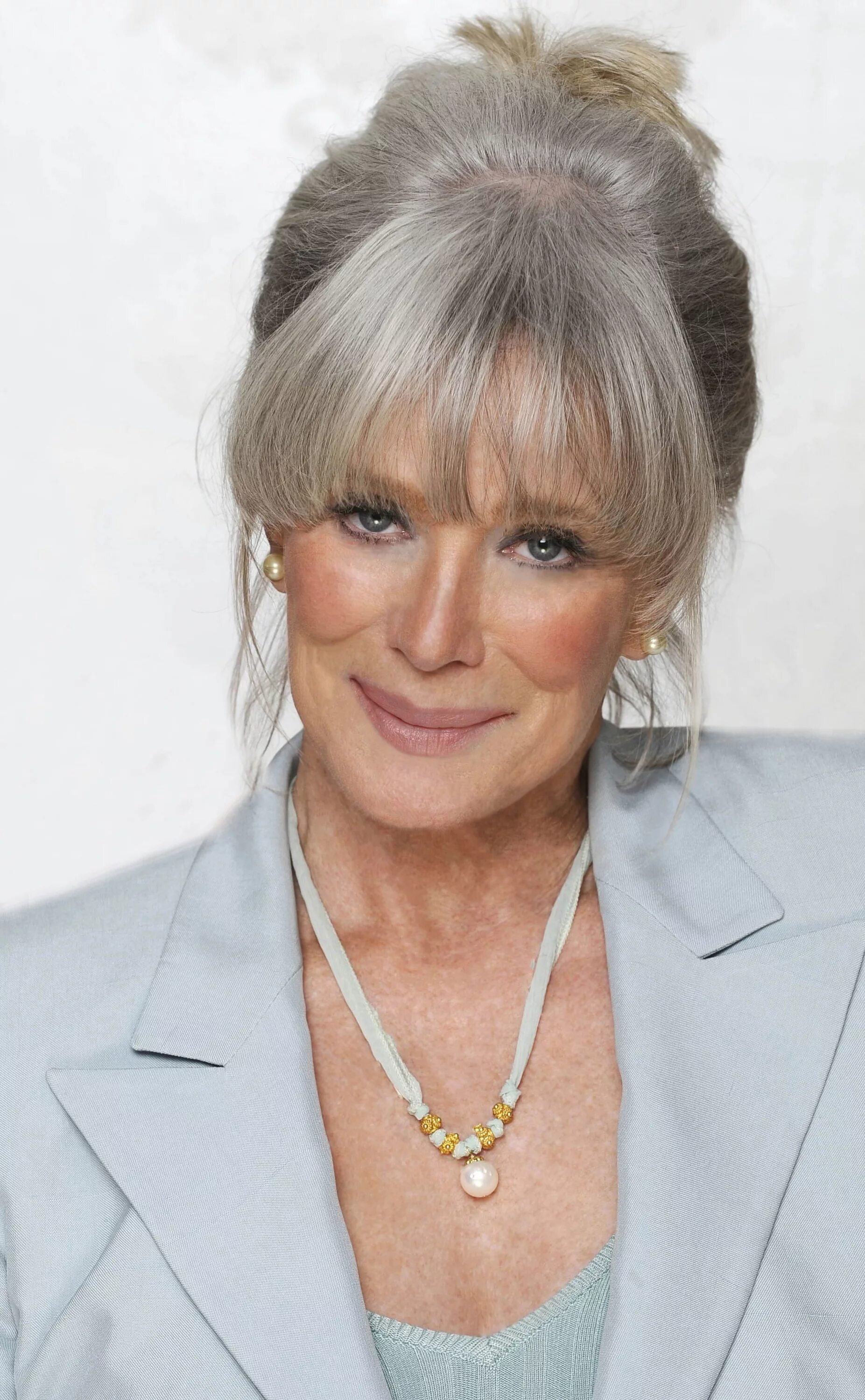 Прически на длинные волосы для женщин 60 Linda evans, Silver white hair, Beautiful hair