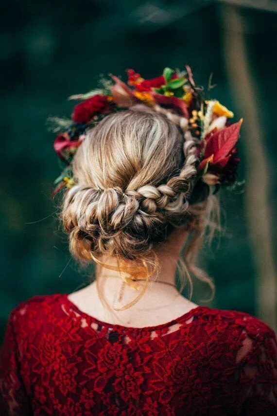 Прически на длинные волосы осень 2024 Hairstyles Wedding hair flowers, Wedding guest hairstyles, Outdoor fall wedding