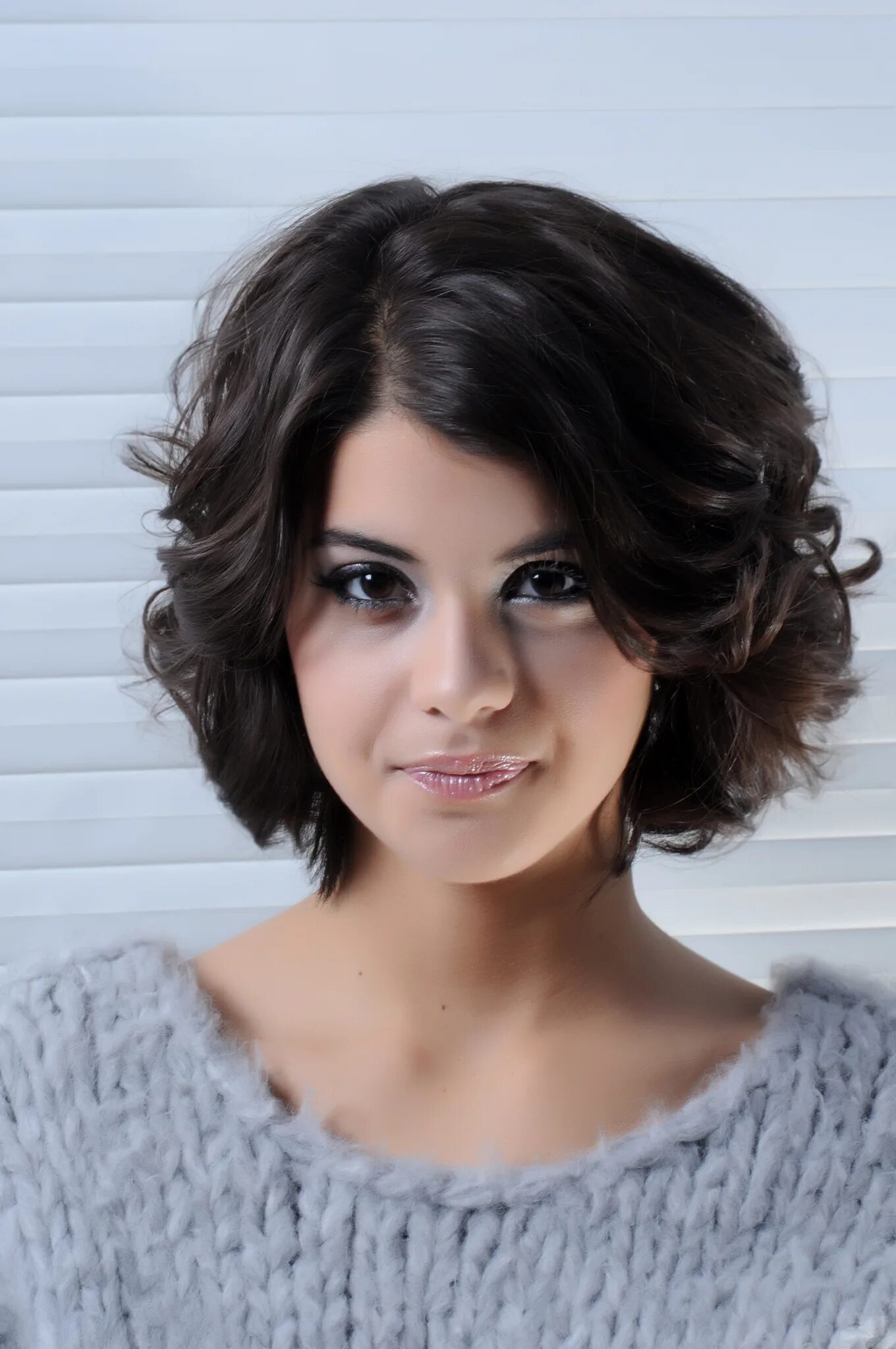 Прически на густые короткие Sofia Black-D'Elia