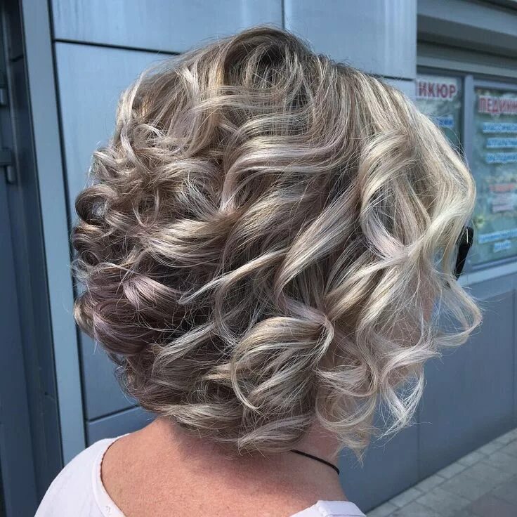 Прически на каре 2024 вечерние Love the color curls and cut Short wedding hair, Hair lengths, Thick hair styles