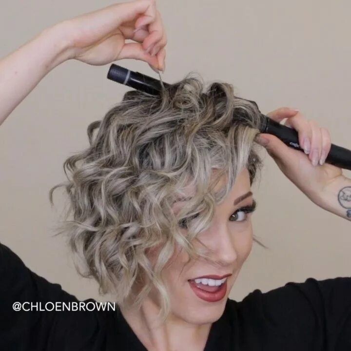 Прически на каре плойкой Chloé Brown ♡ Short Hair on Instagram: "✨ VOLUMINOUS WAND CURLS + BRAID ✨ Curlin