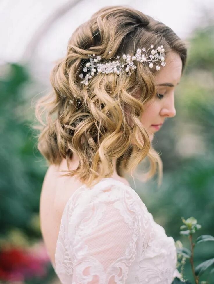 Прически на каре распущенные Greenhouse garden wedding ideas via Magnolia Rouge Wedding hairstyles for medium