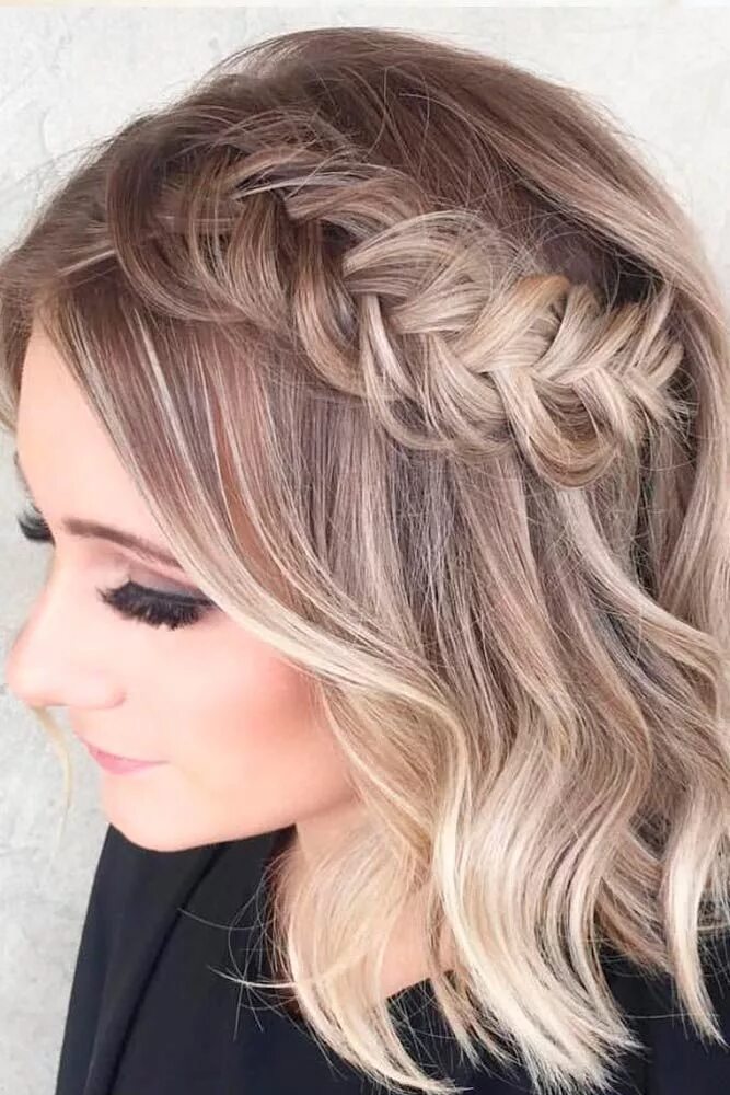 Прически на каре распущенные Side swept dutch braid with curls Braids for short hair, Prom hairstyles for sho