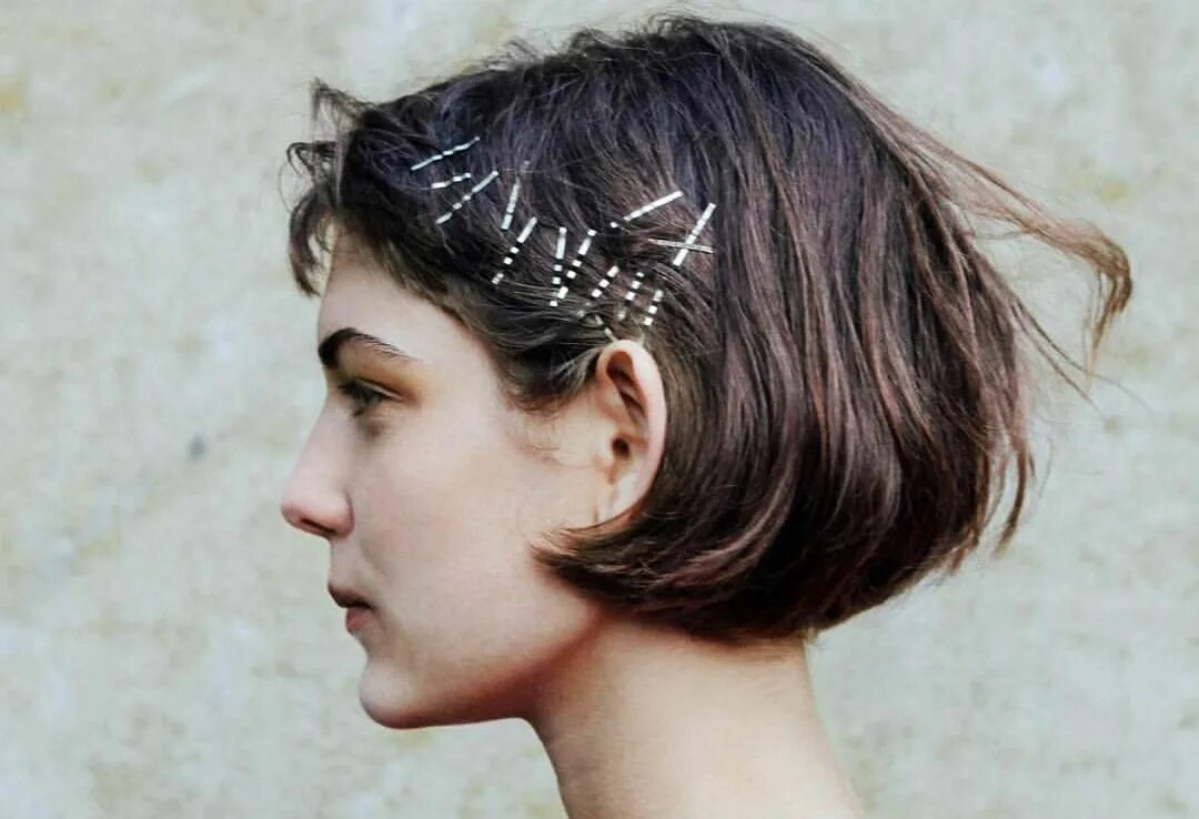 25 Ways You've Never Thought to Wear Bobby Pins Thick hair styles, Long hair sty