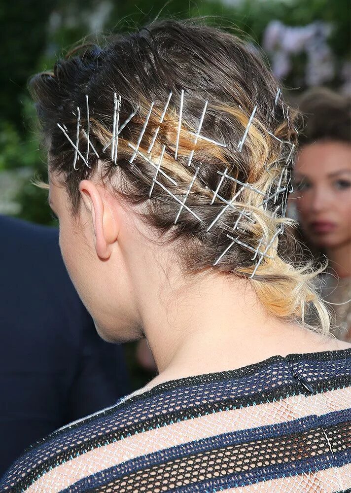 Прически на каре с невидимками Kristen Stewart’s Bobby Pin Hairstyle Needs to Be Seen From All Angles Kristen s