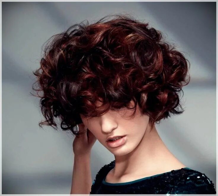 Прически на короткие кучерявые волосы Short Hair Winter 2018: images of the most beautiful cuts Capelli corti ricci, C